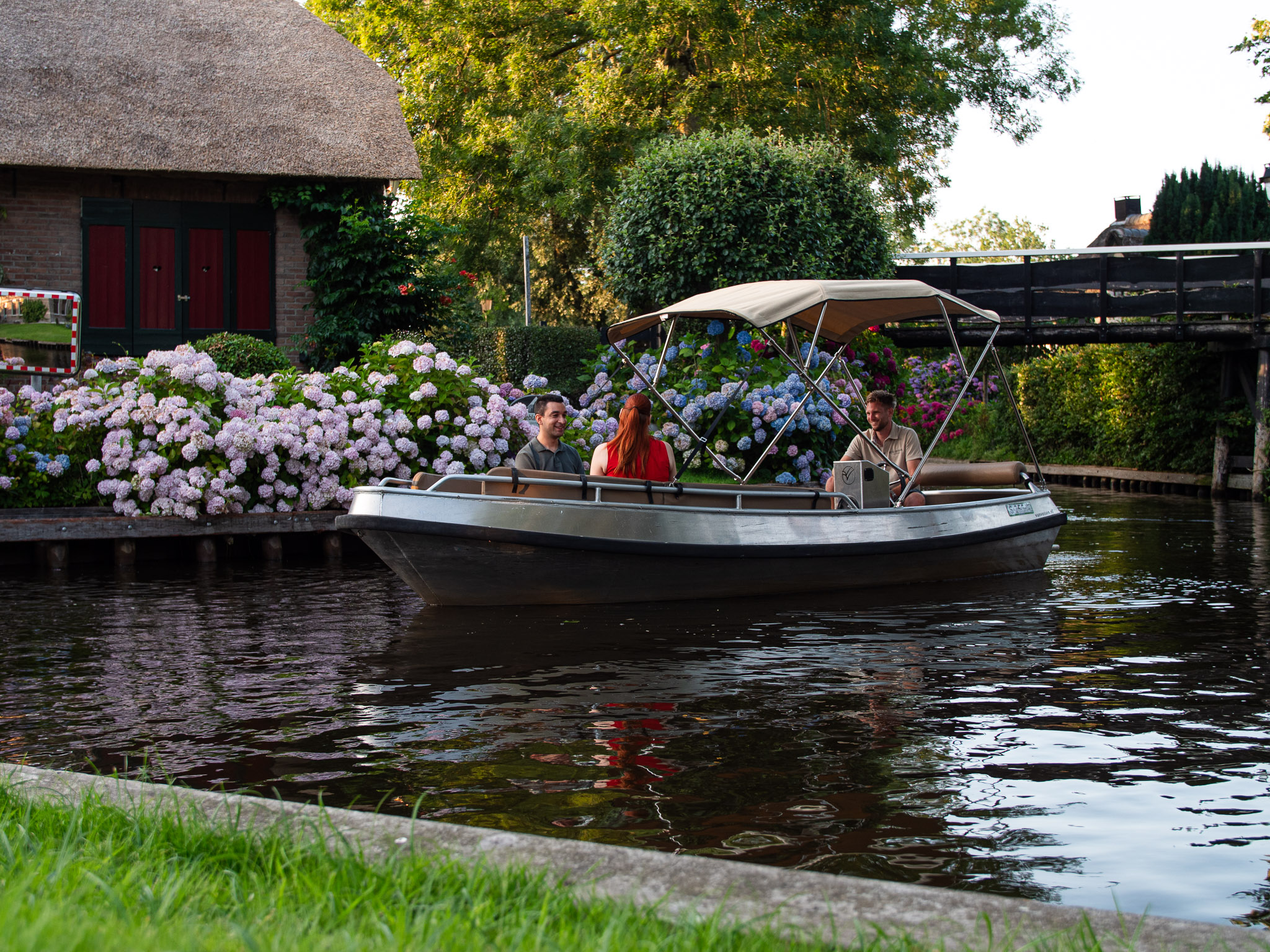 Luxe boot en sloep huren in Giethoorn met dakje overkapping schaduw en bimini top