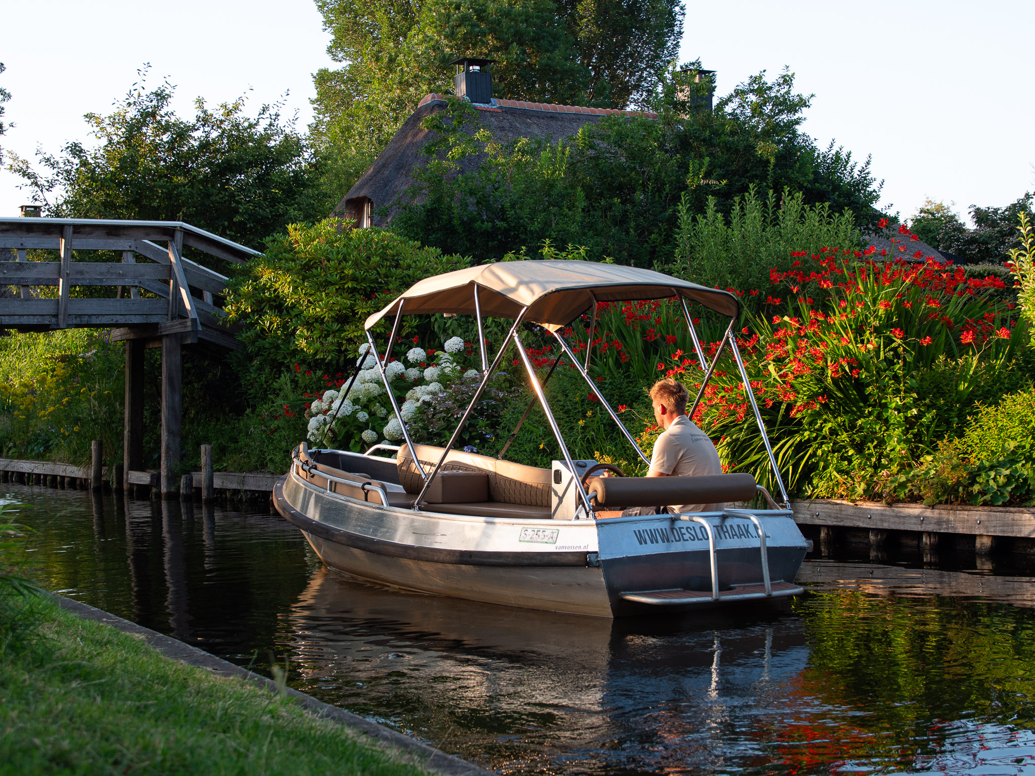 Sloep met dakje huren in Giethoorn
