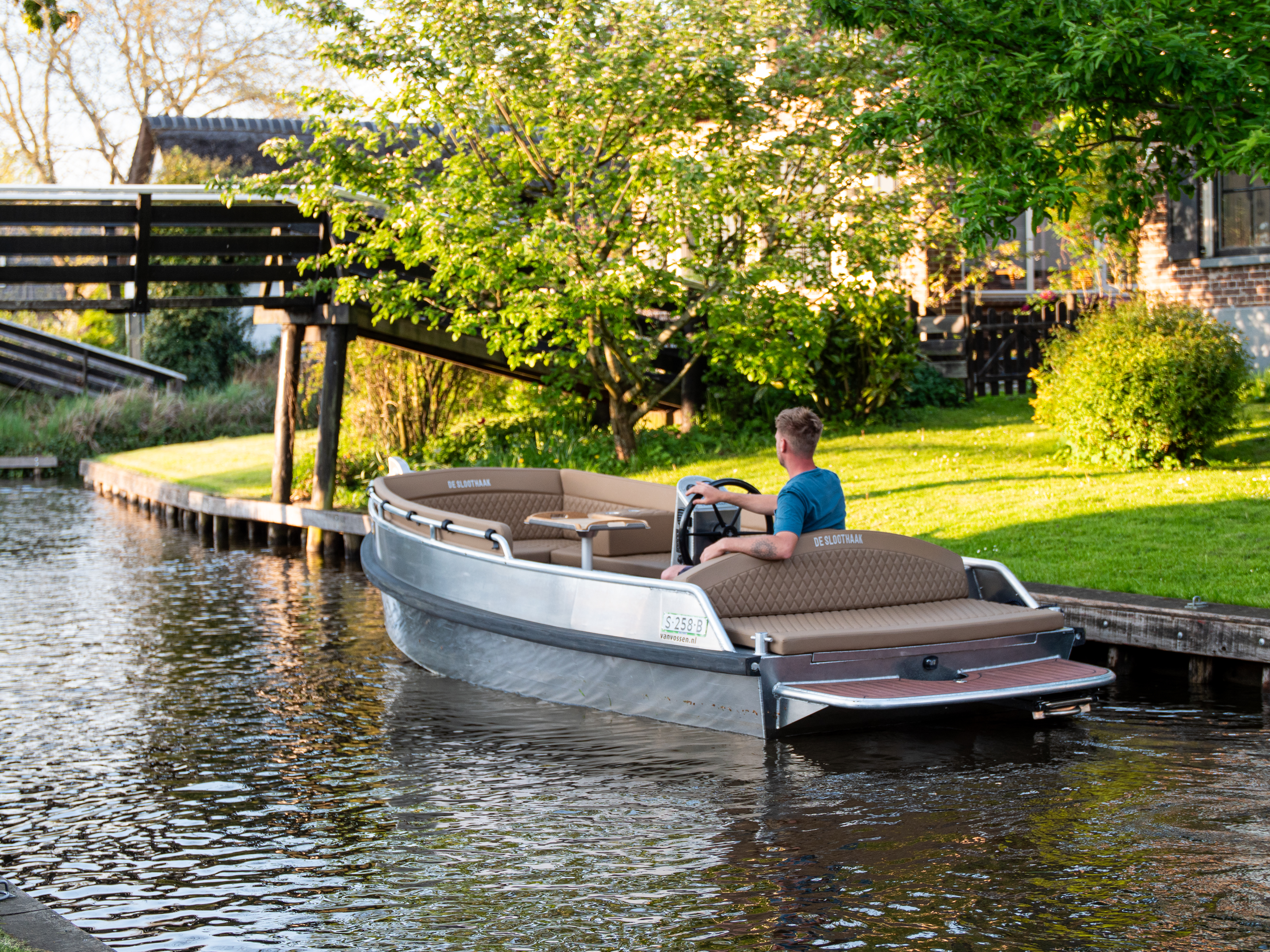 1 hour private boat tour giethoorn