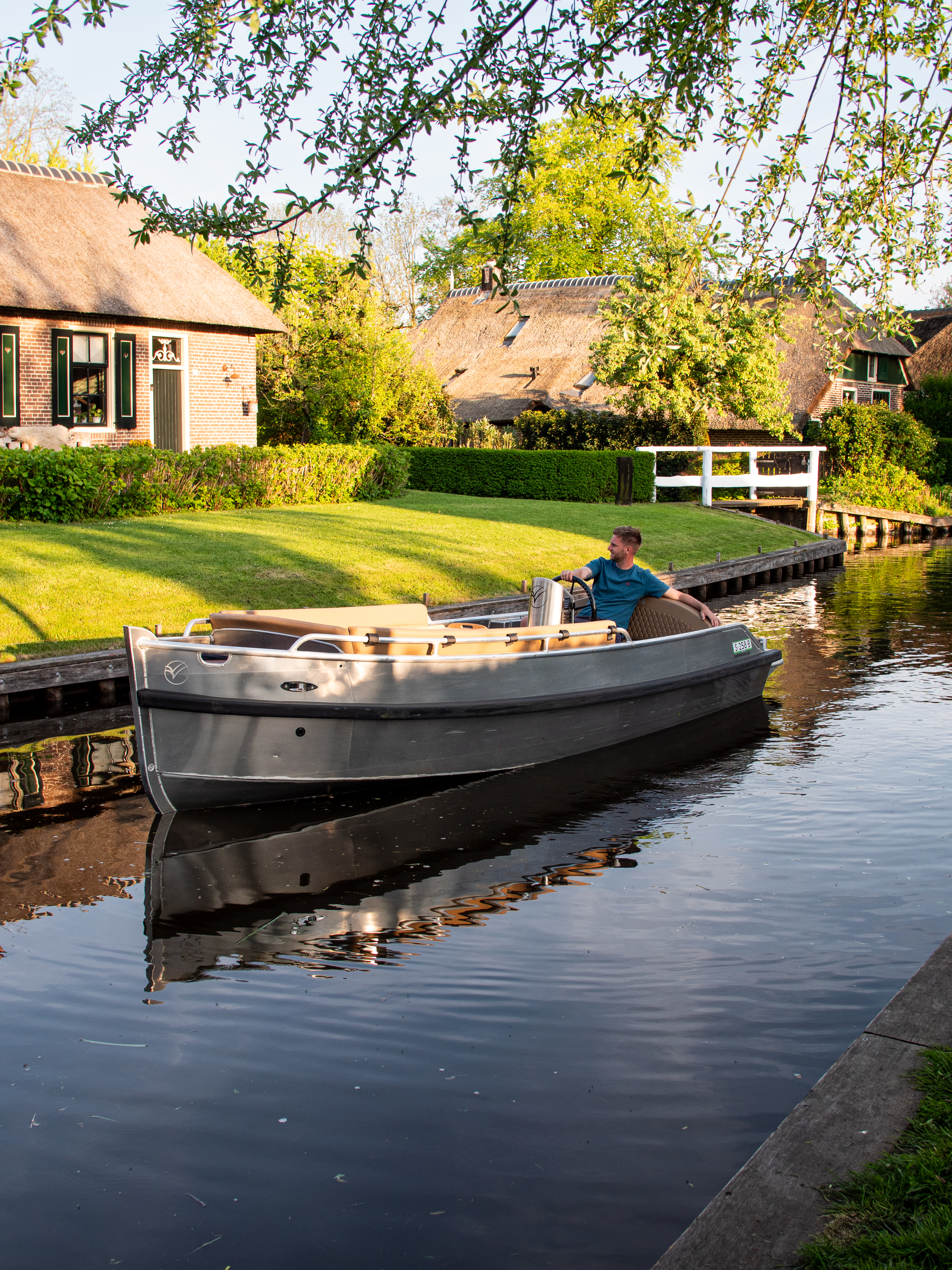 Sloep Lounge XL huren in Giethoorn bij De Sloothaak